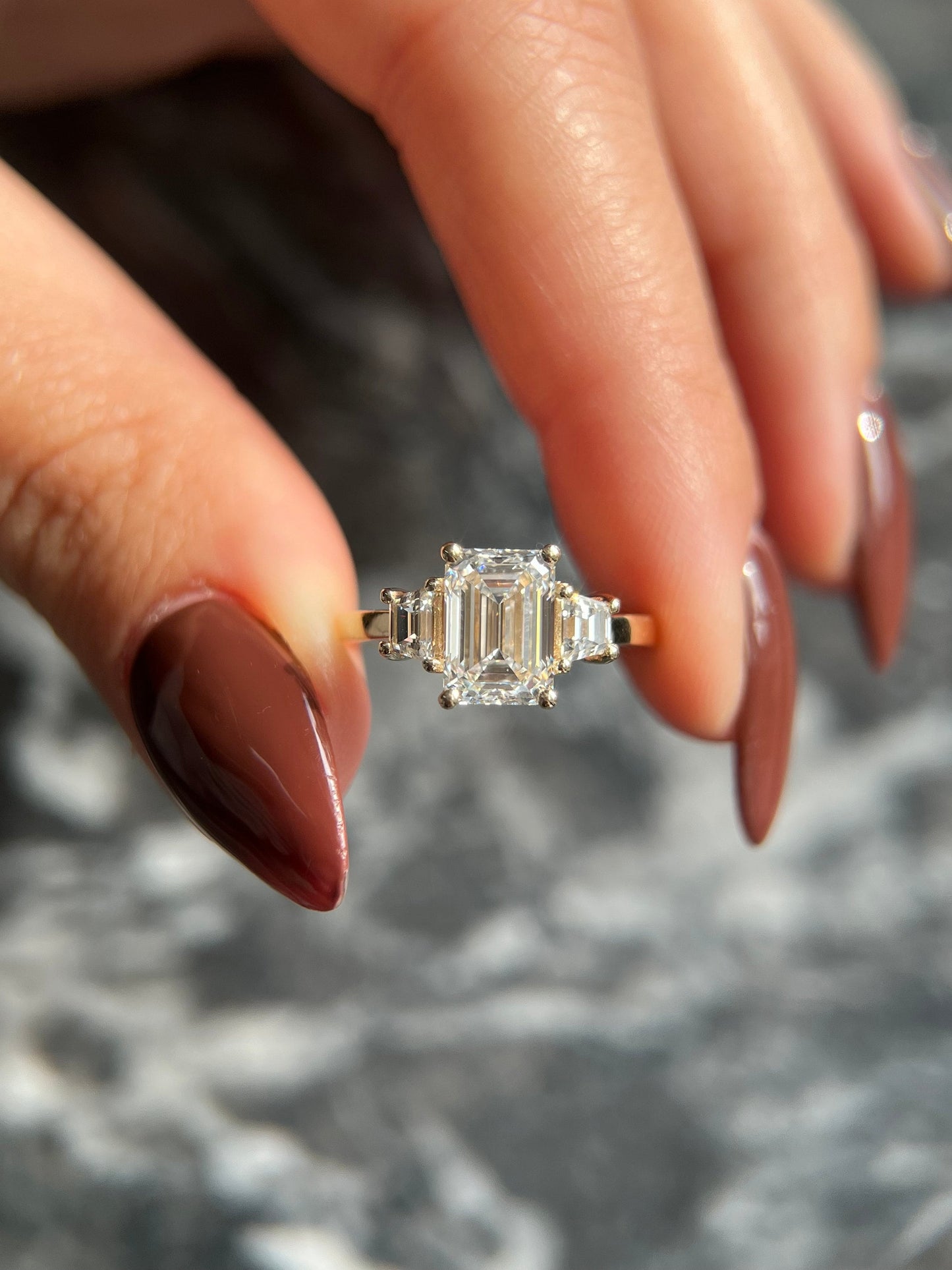 Anillo Ginebra — Diamante esmeralda de 2 ct con trapecios laterales en oro 14k