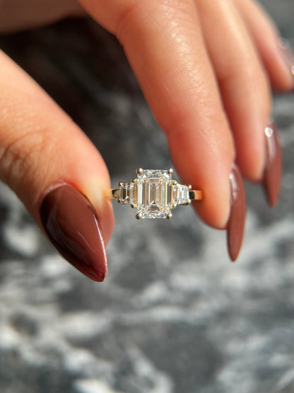 Anillo Ginebra — Diamante esmeralda de 2 ct con trapecios laterales en oro 14k