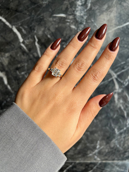 Anillo Ginebra — Diamante esmeralda de 2 ct con trapecios laterales en oro 14k