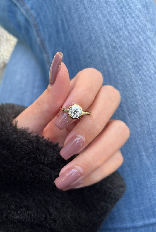 1 Ct Anillo de compromiso Solitario Bezel de oro amarillo 14k con diamante cultivado en laboratorio de corte redondo certificado por IGI