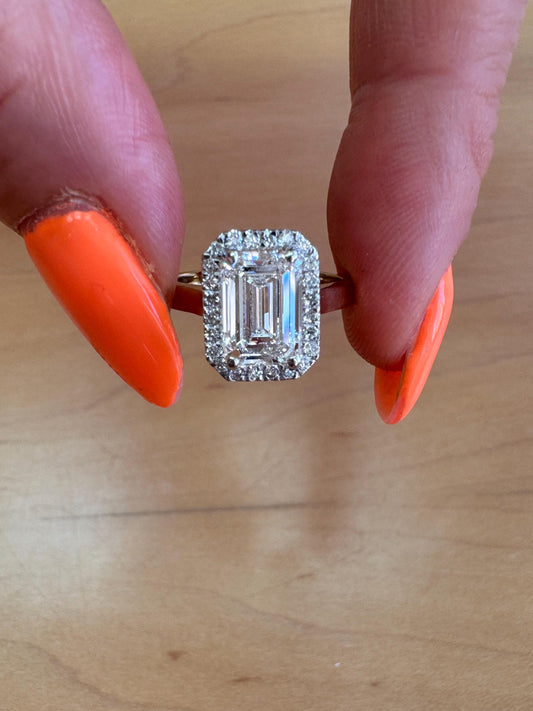 Anillo de Compromiso con Diamante Creado en Laboratorio de Corte Esmeralda E/VVS2 de 2.14 Quilates en Oro de 14k  Certificado por IGI