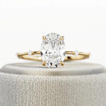 Anillo Lisboa — Diamante oval de 2 ct en aro delgado de oro 14k