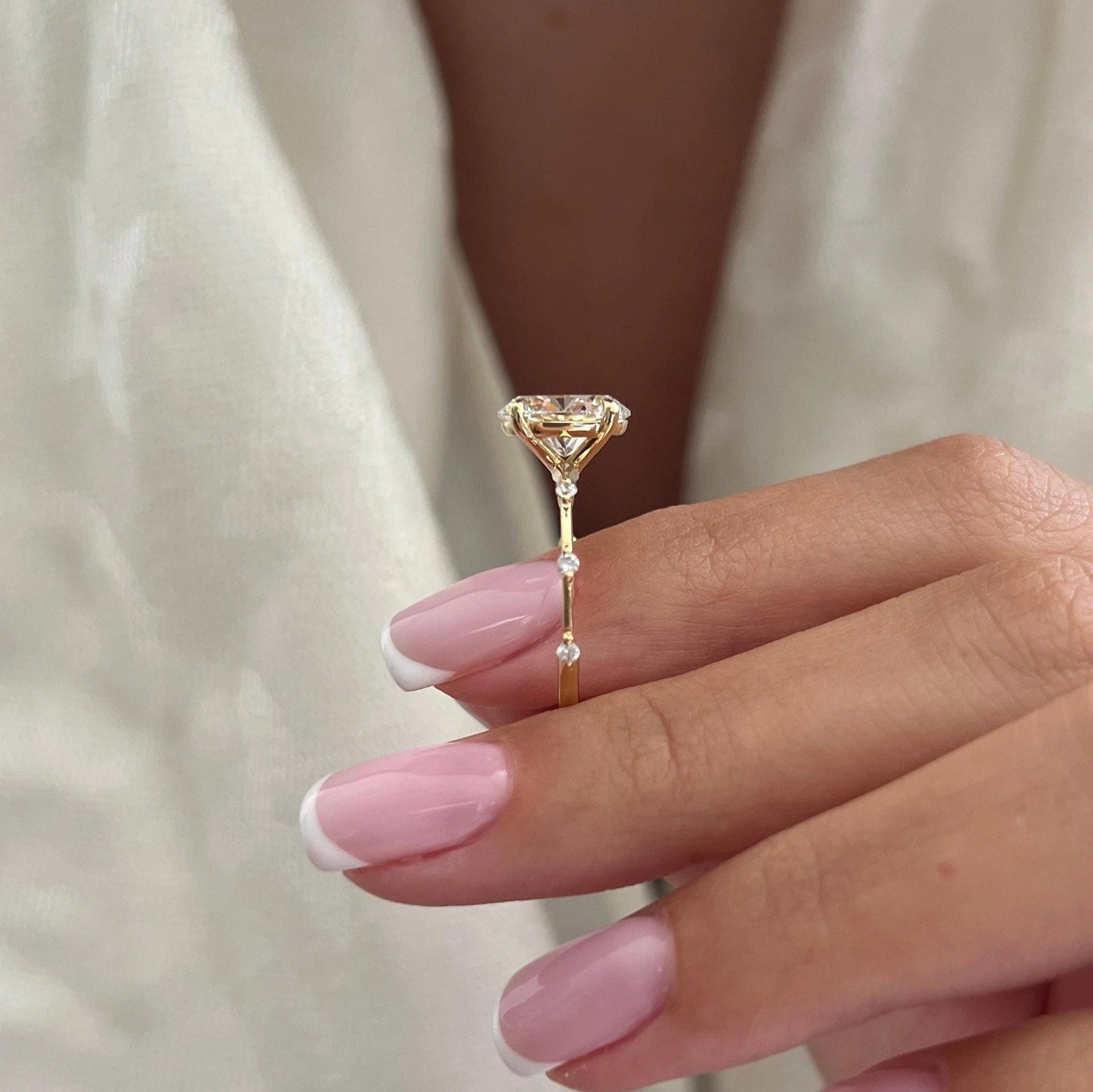Anillo Lisboa — Diamante oval de 2 ct en aro delgado de oro 14k