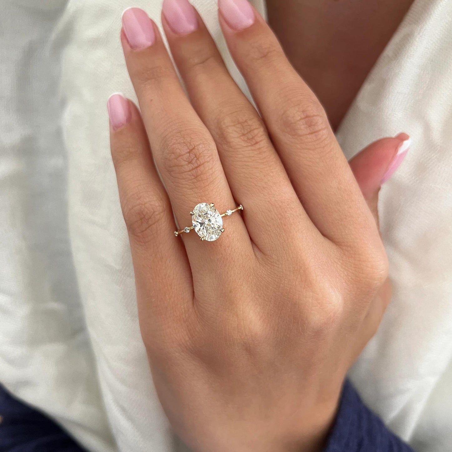 Anillo Lisboa — Diamante oval de 2 ct en aro delgado de oro 14k