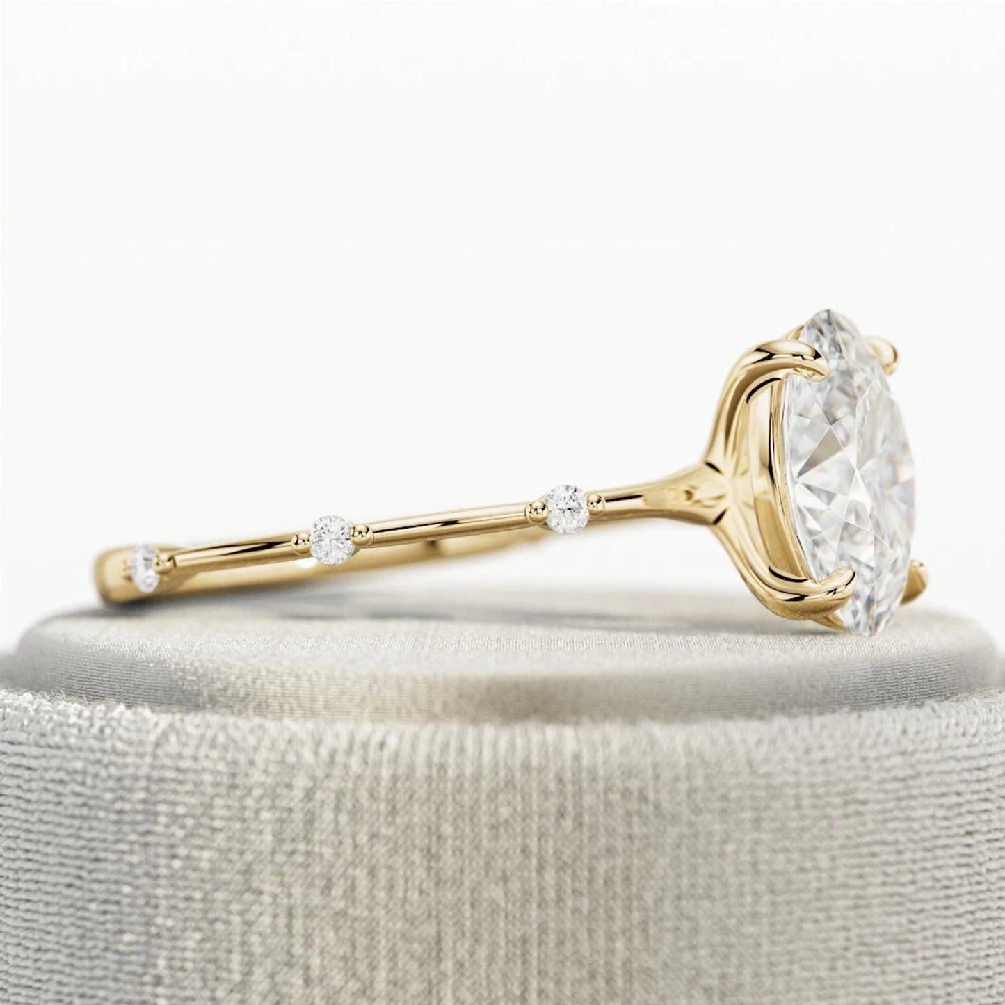 Anillo Lisboa — Diamante oval de 2 ct en aro delgado de oro 14k