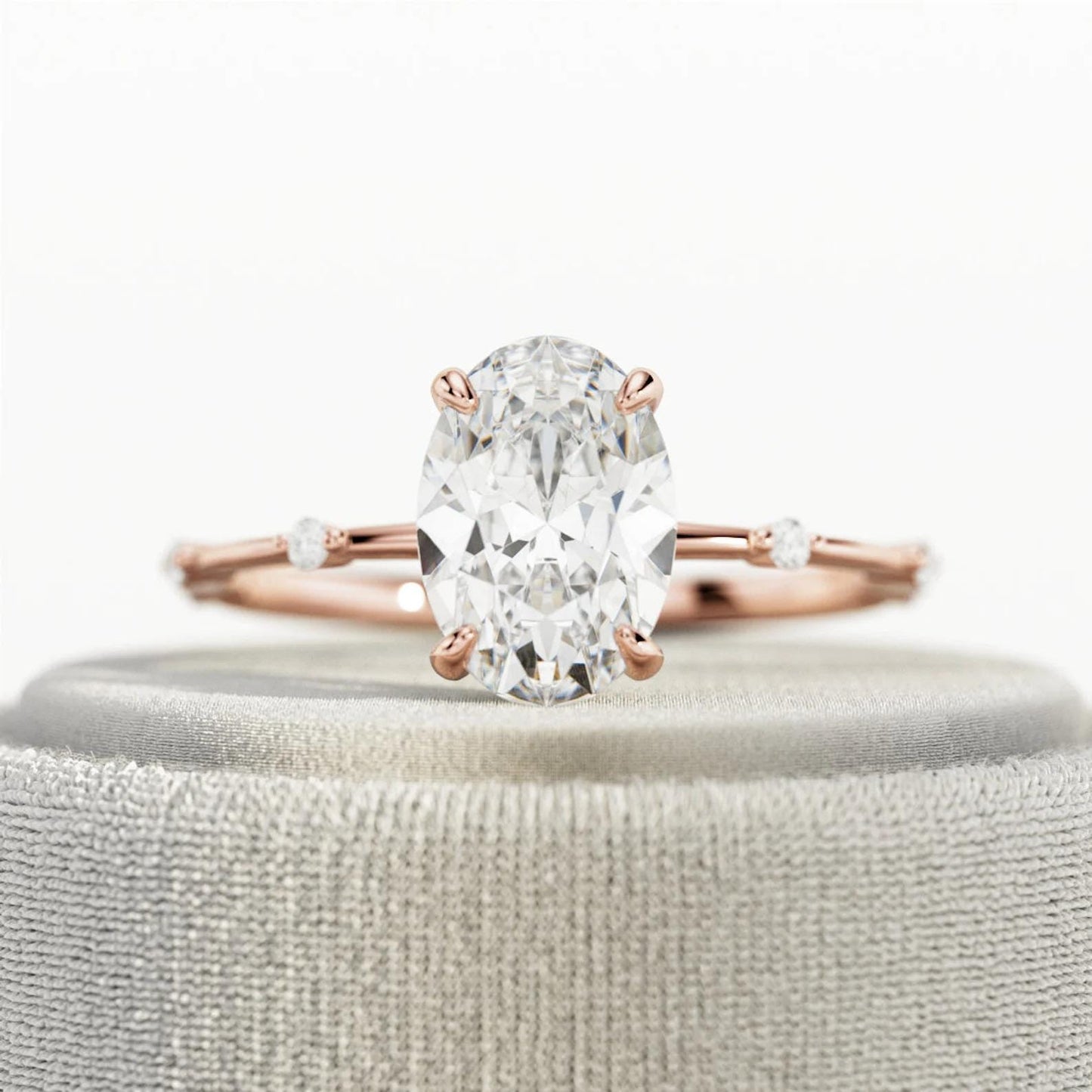 Anillo Lisboa — Diamante oval de 2 ct en aro delgado de oro 14k