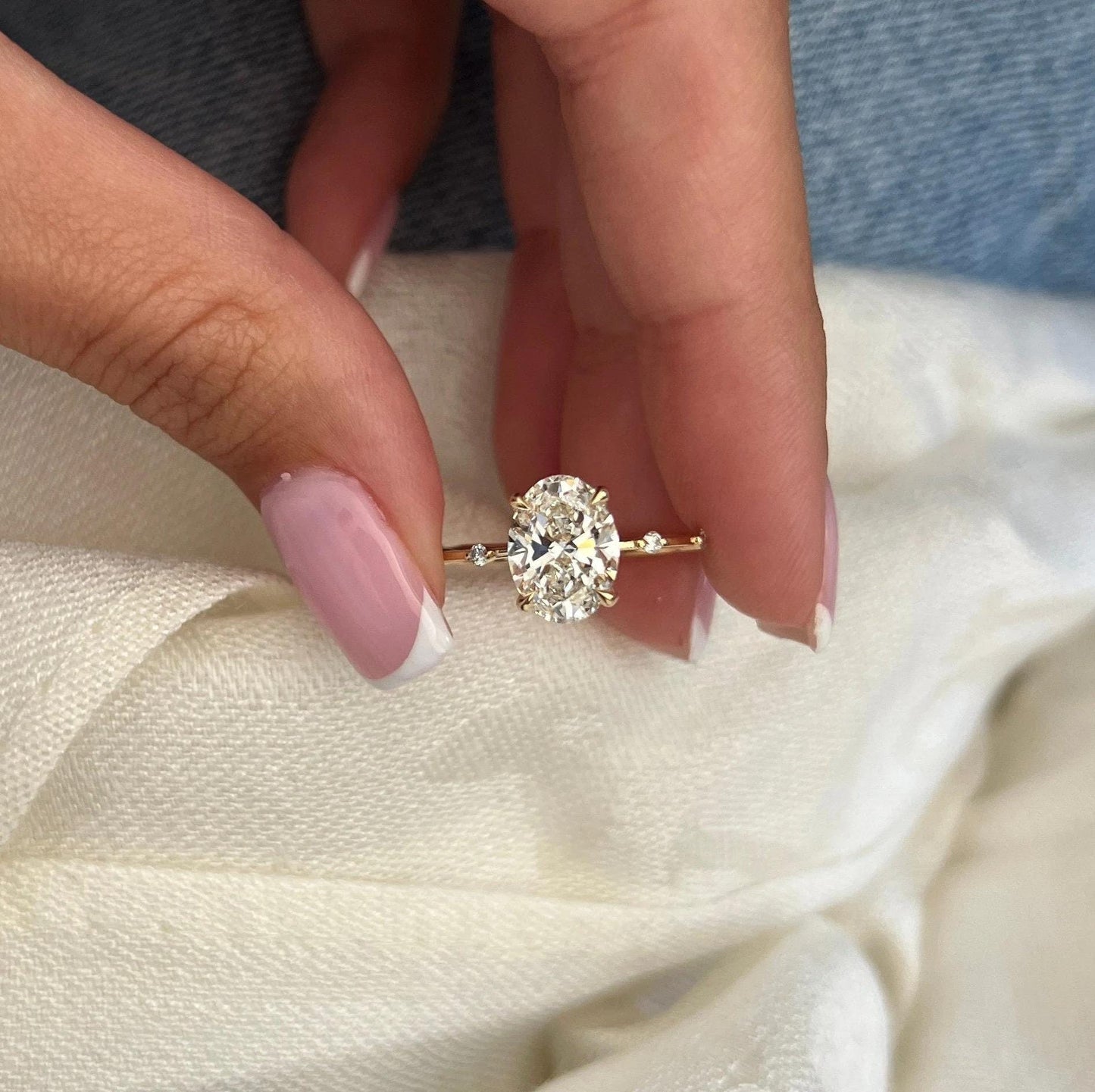 Anillo Lisboa — Diamante oval de 2 ct en aro delgado de oro 14k