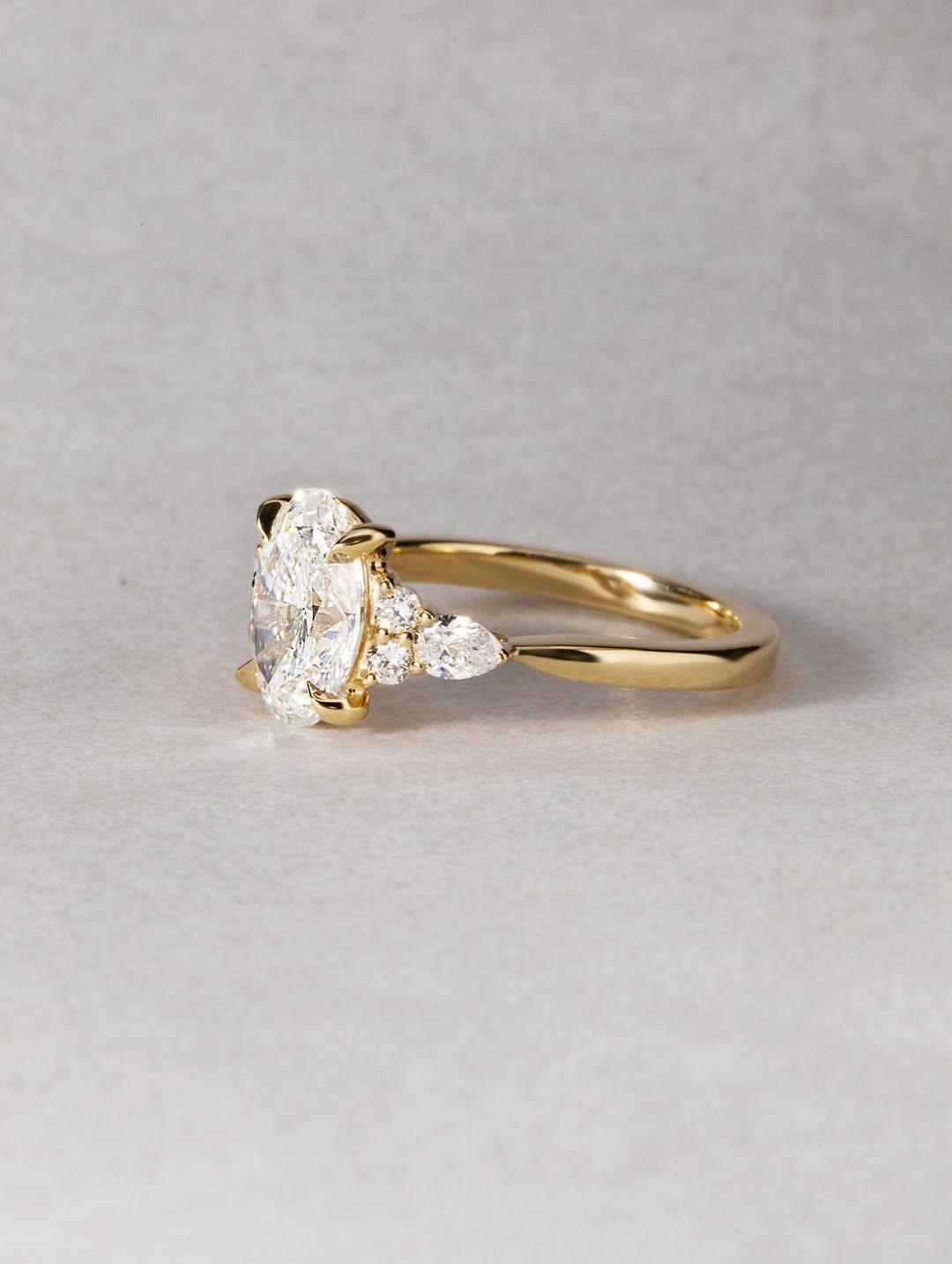 Anillo Oslo — Diamante oval de 2 ct en oro 14k