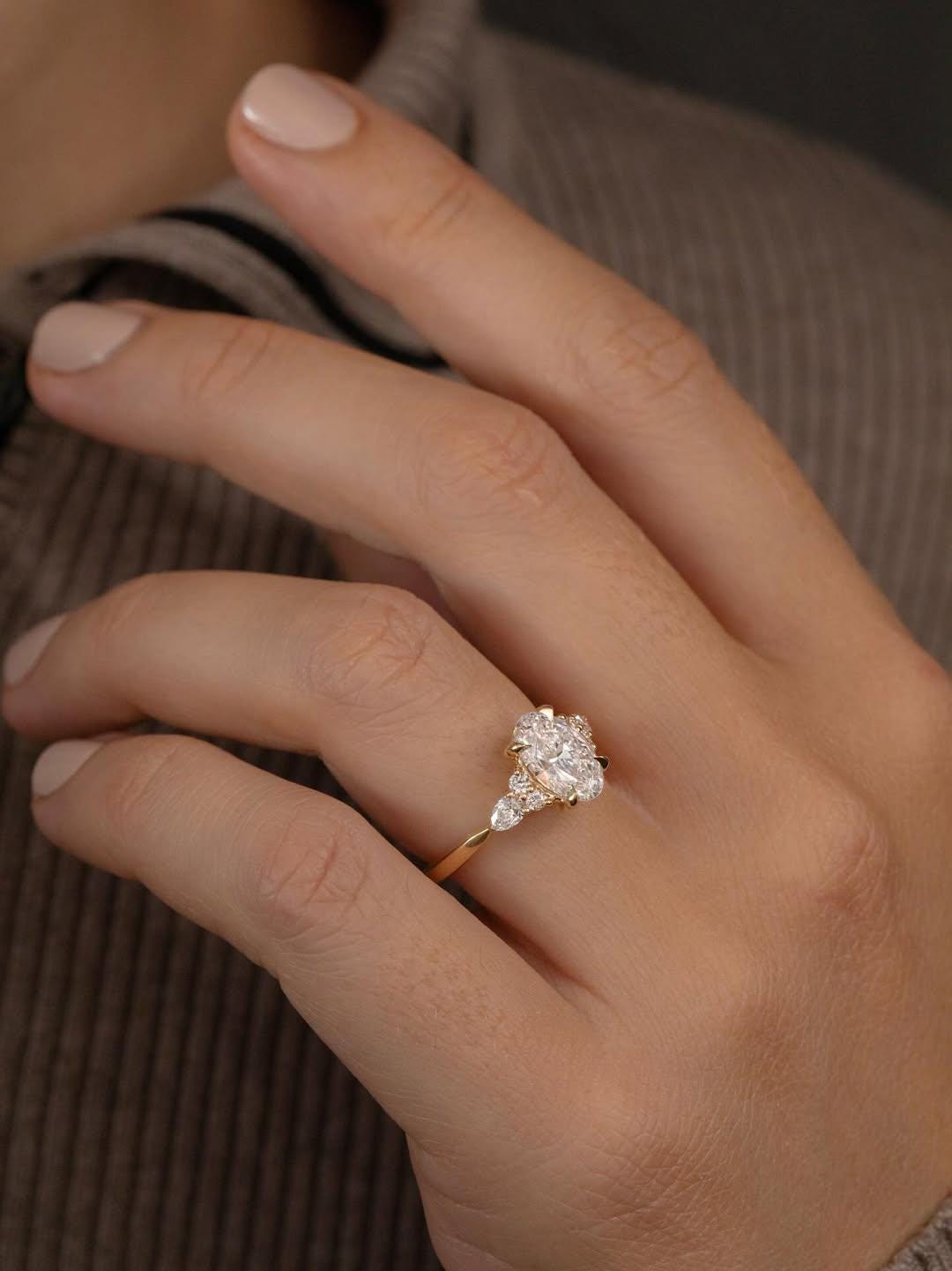 Anillo Oslo — Diamante oval de 2 ct en oro 14k