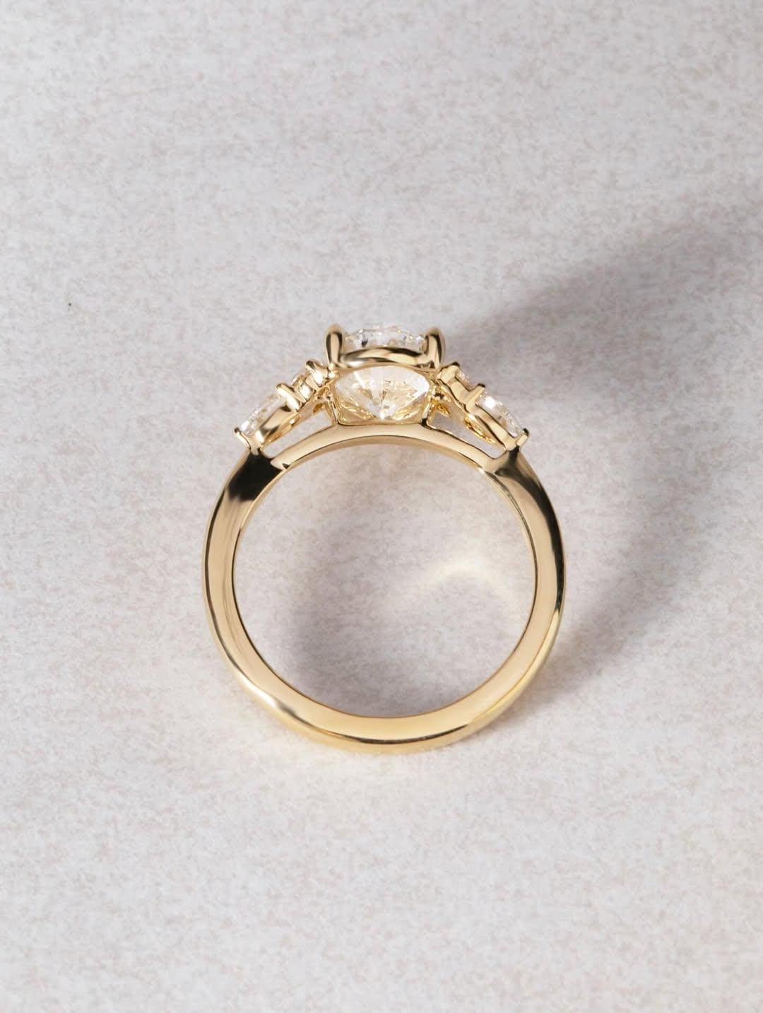 Anillo Oslo — Diamante oval de 2 ct en oro 14k