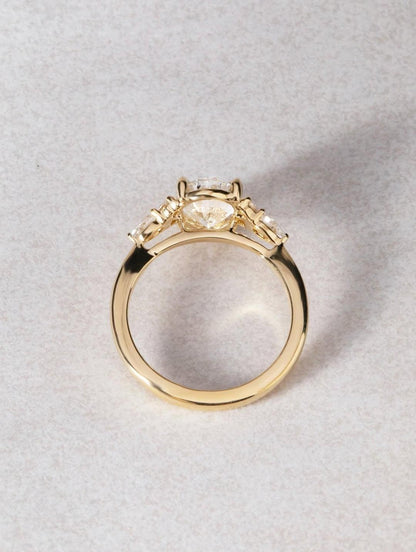 Anillo Oslo — Diamante oval de 2 ct en oro 14k
