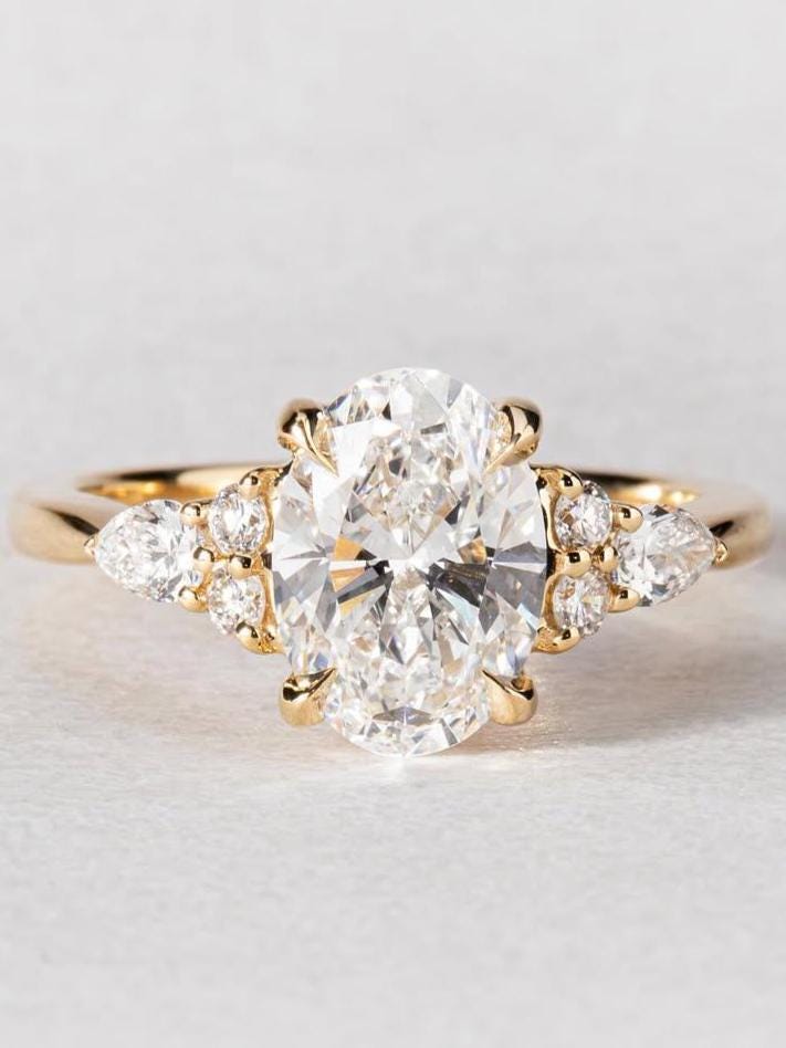 Anillo Oslo — Diamante oval de 2 ct en oro 14k
