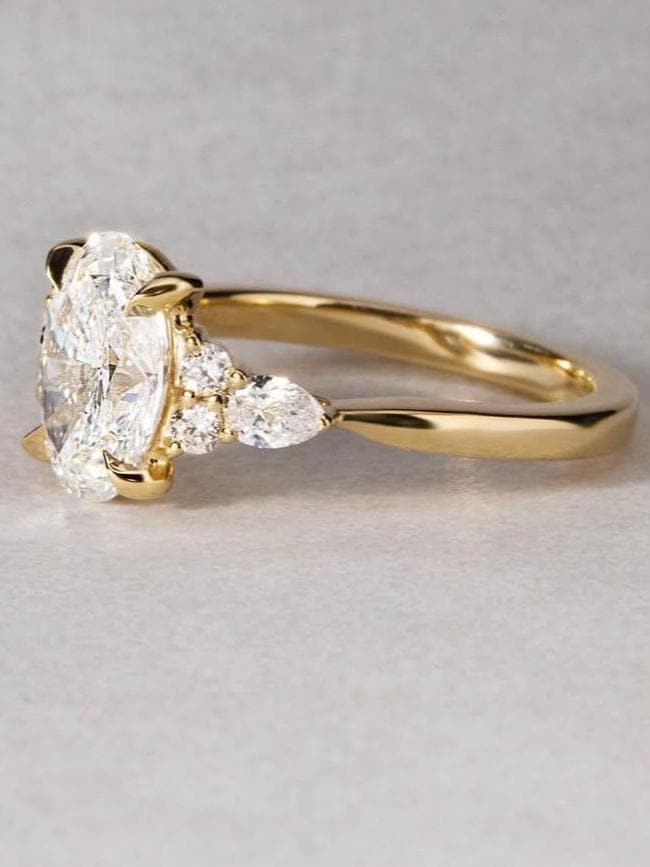 Anillo Oslo — Diamante oval de 2 ct en oro 14k