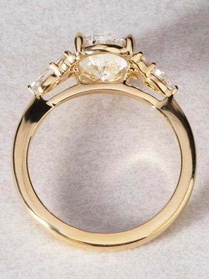 Anillo Oslo — Diamante oval de 2 ct en oro 14k