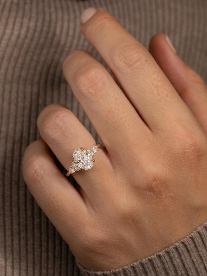 Anillo Oslo — Diamante oval de 2 ct en oro 14k