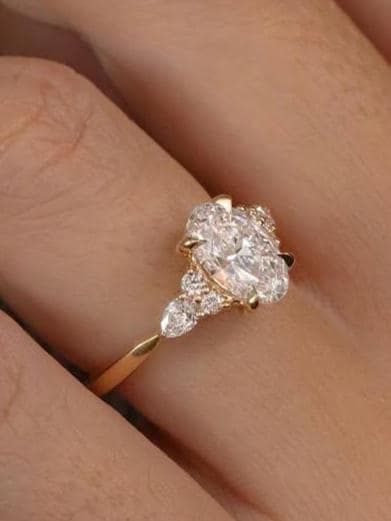 Anillo Oslo — Diamante oval de 2 ct en oro 14k