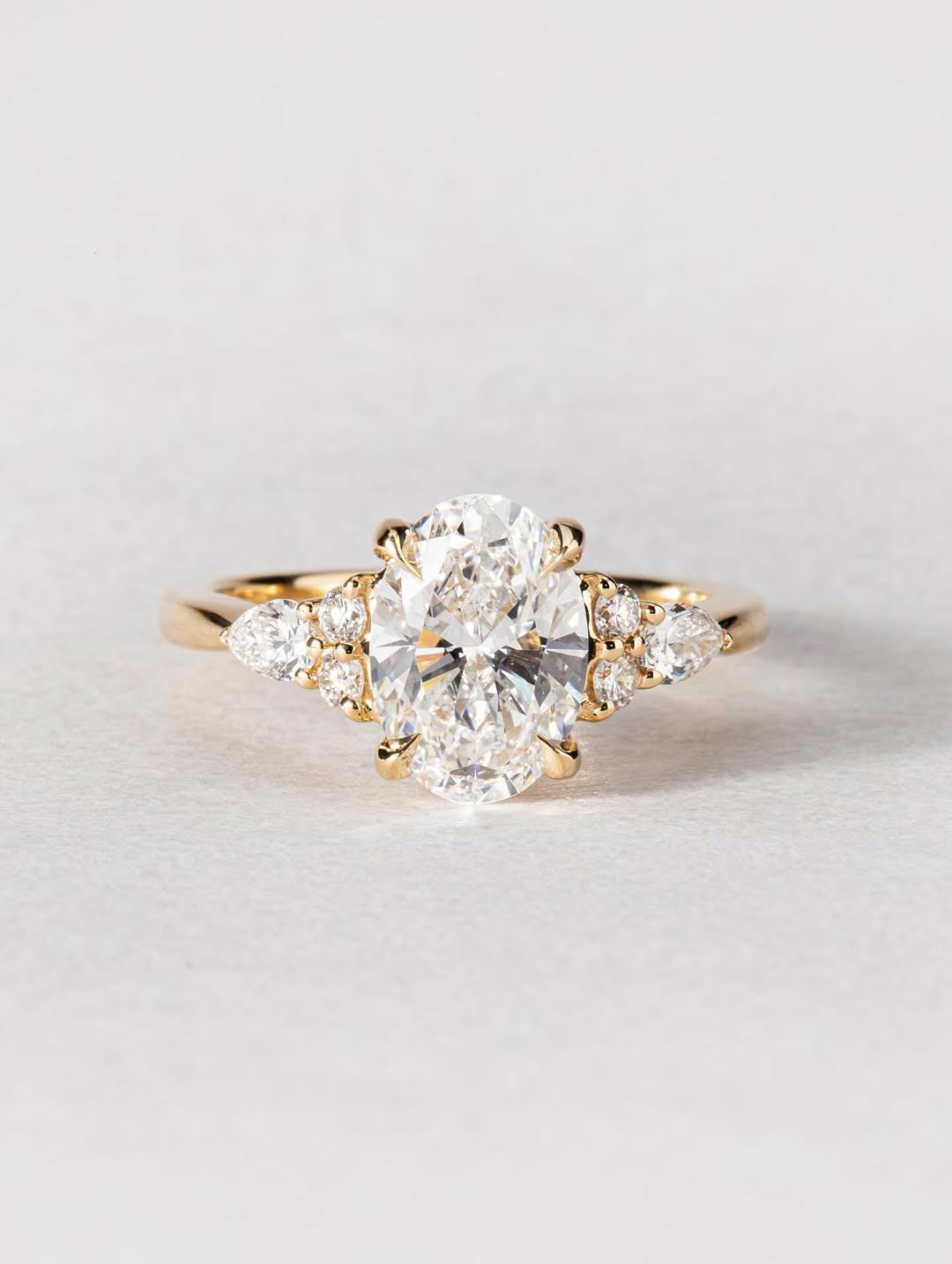 Anillo Oslo — Diamante oval de 2 ct en oro 14k