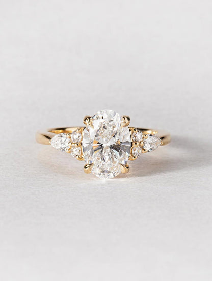 Anillo Oslo — Diamante oval de 2 ct en oro 14k