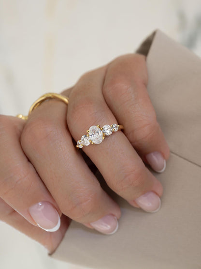 Anillo Praga  Diamante oval de 1.0 ct con Piedras laterales en oro 14k