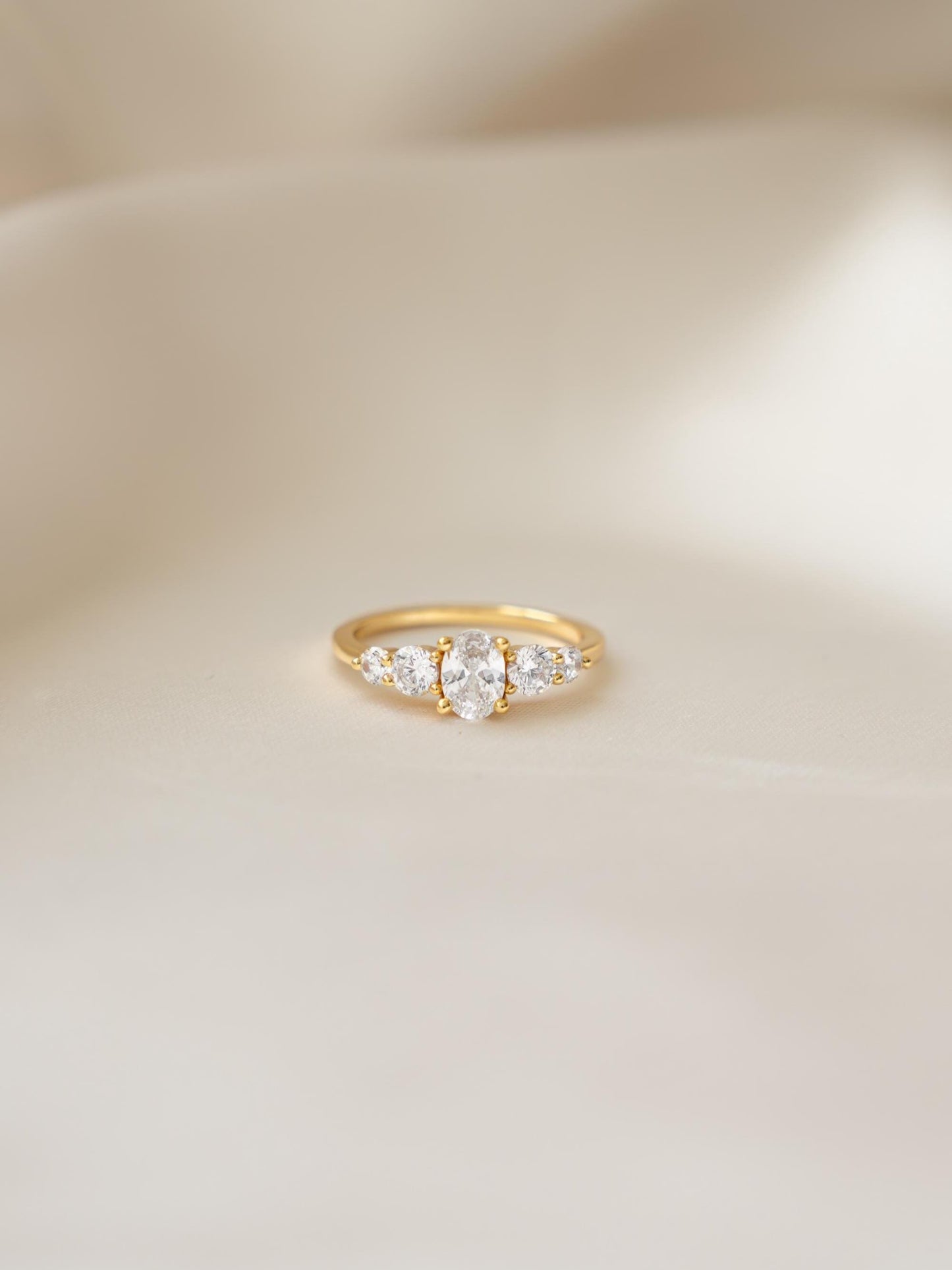 Anillo Praga  Diamante oval de 1.0 ct con Piedras laterales en oro 14k