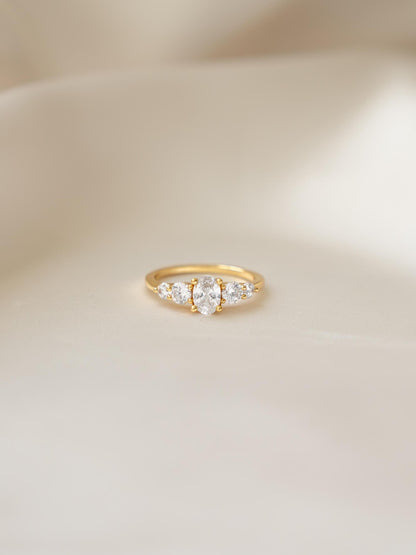 Anillo Praga  Diamante oval de 1.0 ct con Piedras laterales en oro 14k