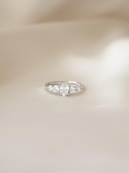 Anillo Praga  Diamante oval de 1.0 ct con Piedras laterales en oro 14k