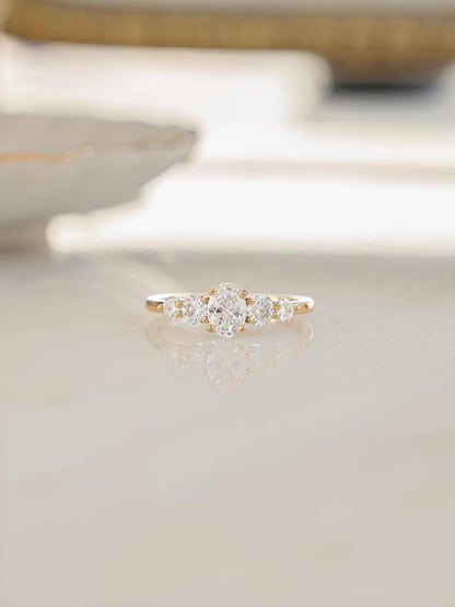 Anillo Praga  Diamante oval de 1.0 ct con Piedras laterales en oro 14k