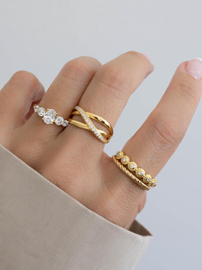 Anillo Praga  Diamante oval de 1.0 ct con Piedras laterales en oro 14k