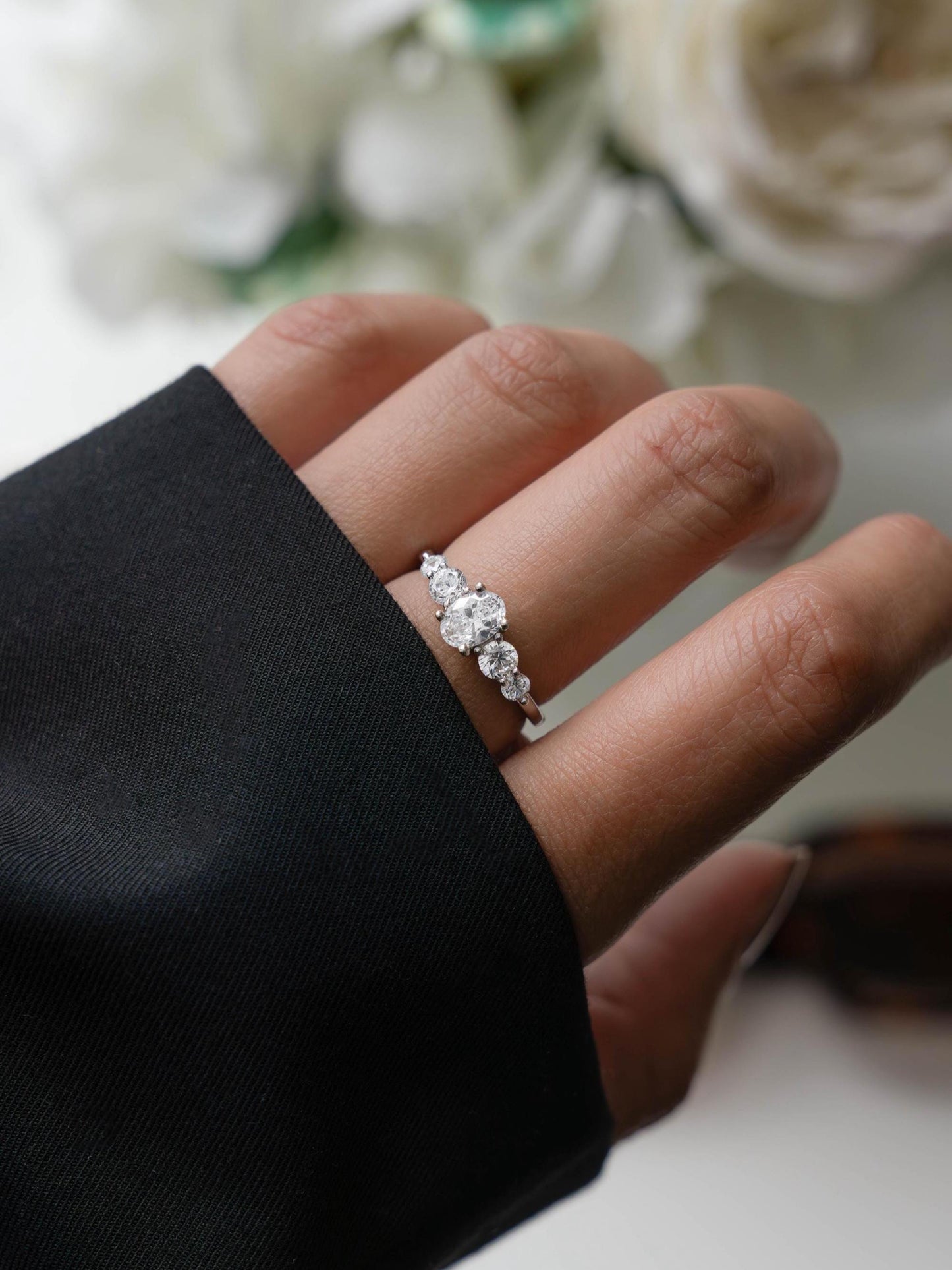 Anillo Praga  Diamante oval de 1.0 ct con Piedras laterales en oro 14k