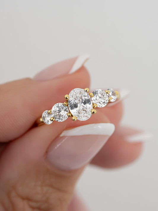 Anillo Praga  Diamante oval de 1.0 ct con Piedras laterales en oro 14k