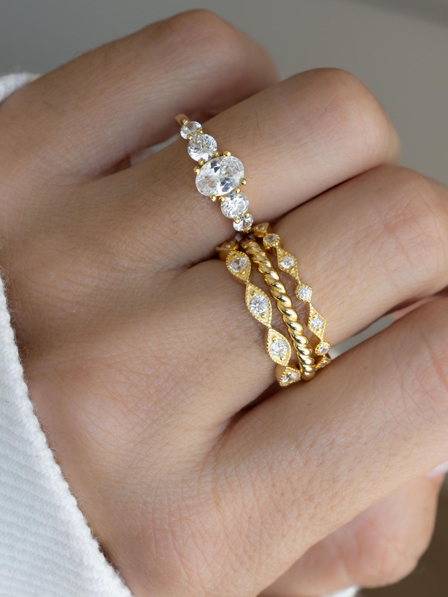 Anillo Praga  Diamante oval de 1.0 ct con Piedras laterales en oro 14k