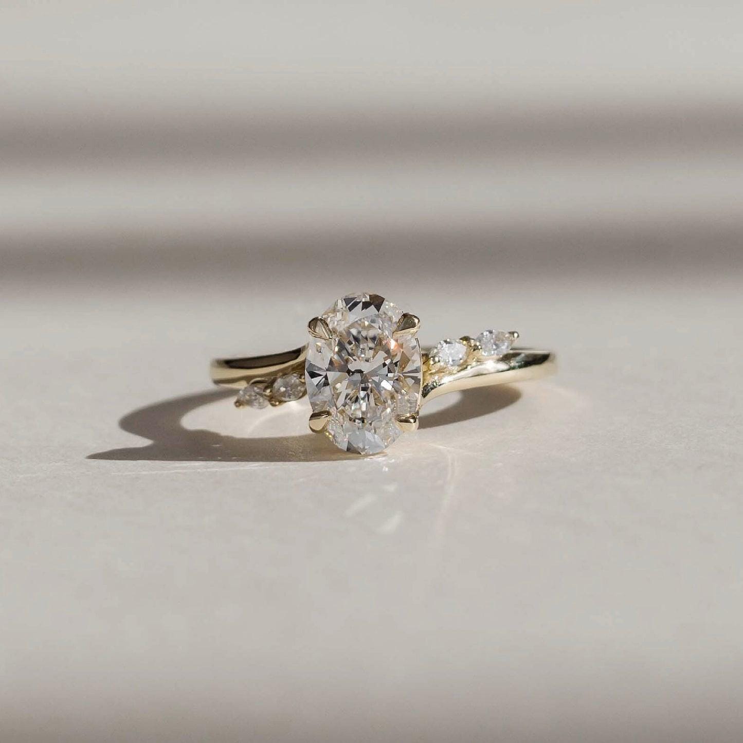 Anillo Verona — Diamante oval de 2 ct con diseño orgánico y acentos marquesa en oro 14k