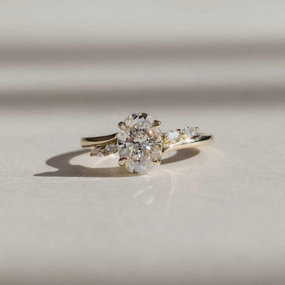 Anillo Verona — Diamante oval de 2 ct con diseño orgánico y acentos marquesa en oro 14k