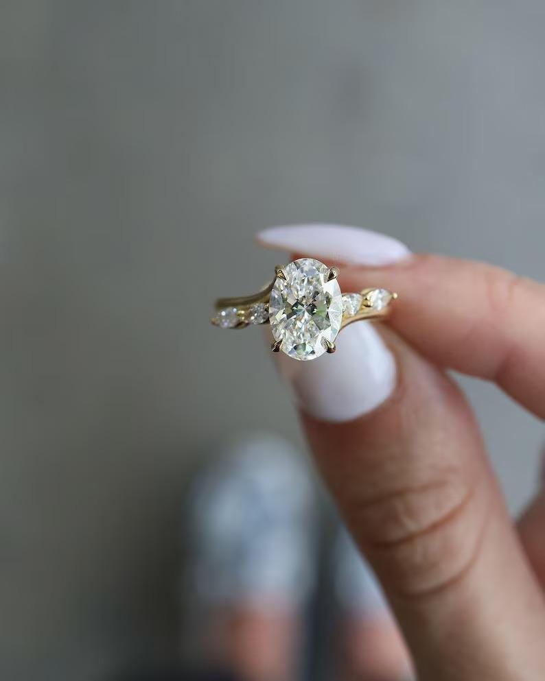 Anillo Verona — Diamante oval de 2 ct con diseño orgánico y acentos marquesa en oro 14k