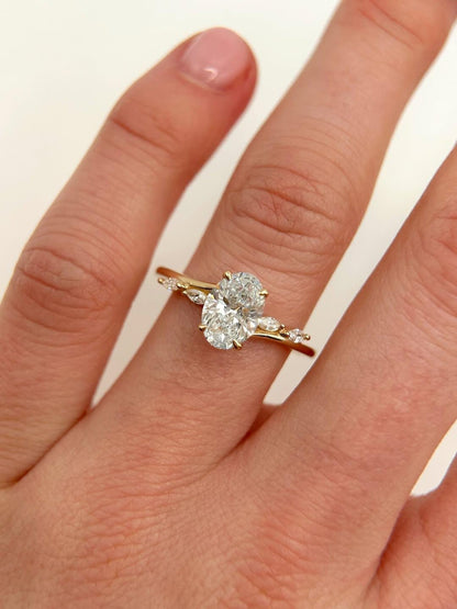 Anillo Verona — Diamante oval de 2 ct con diseño orgánico y acentos marquesa en oro 14k