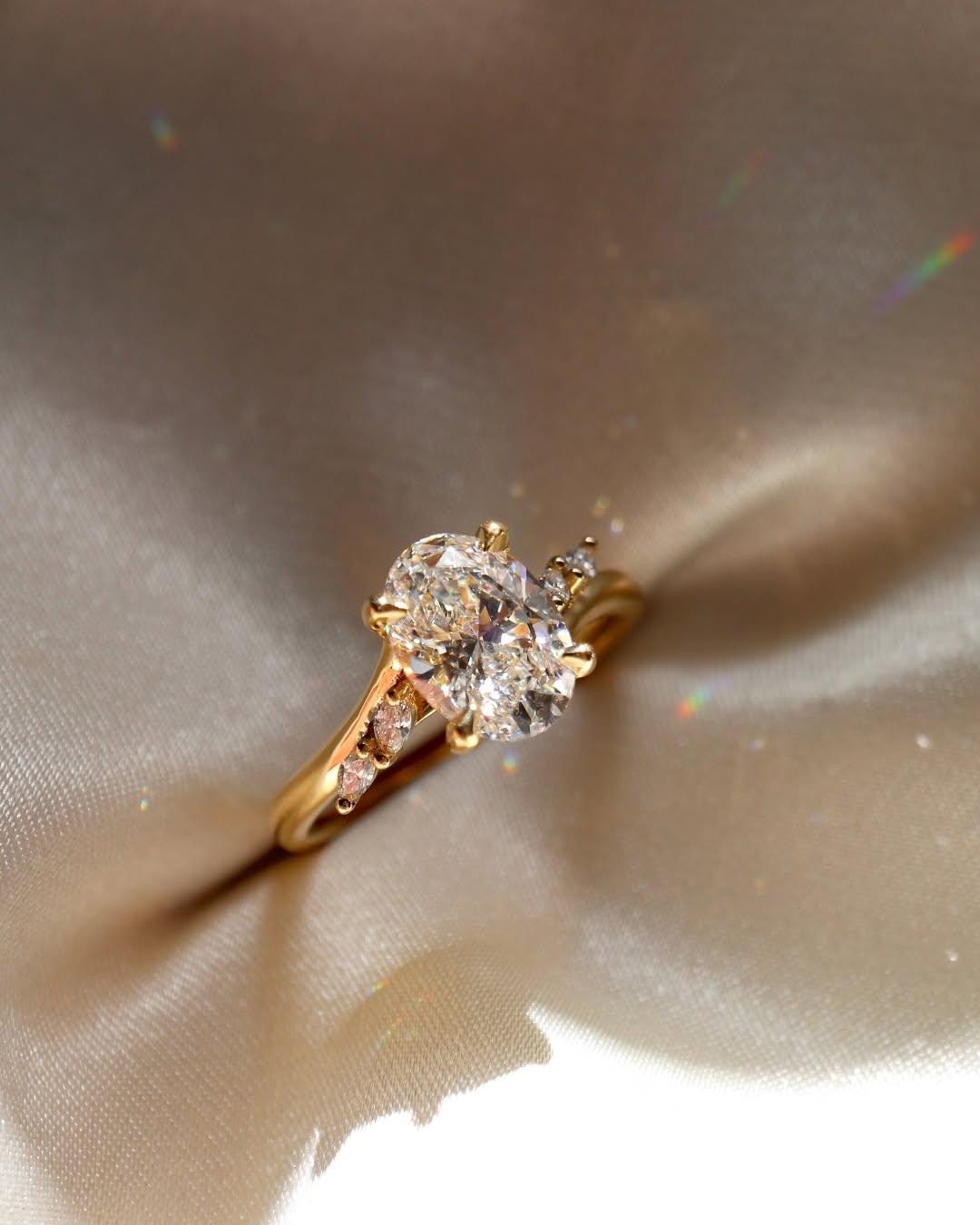 Anillo Verona — Diamante oval de 2 ct con diseño orgánico y acentos marquesa en oro 14k