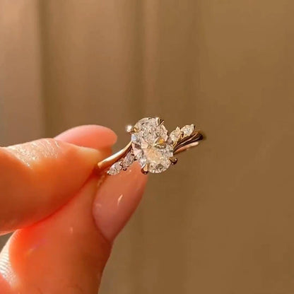Anillo Verona — Diamante oval de 2 ct con diseño orgánico y acentos marquesa en oro 14k