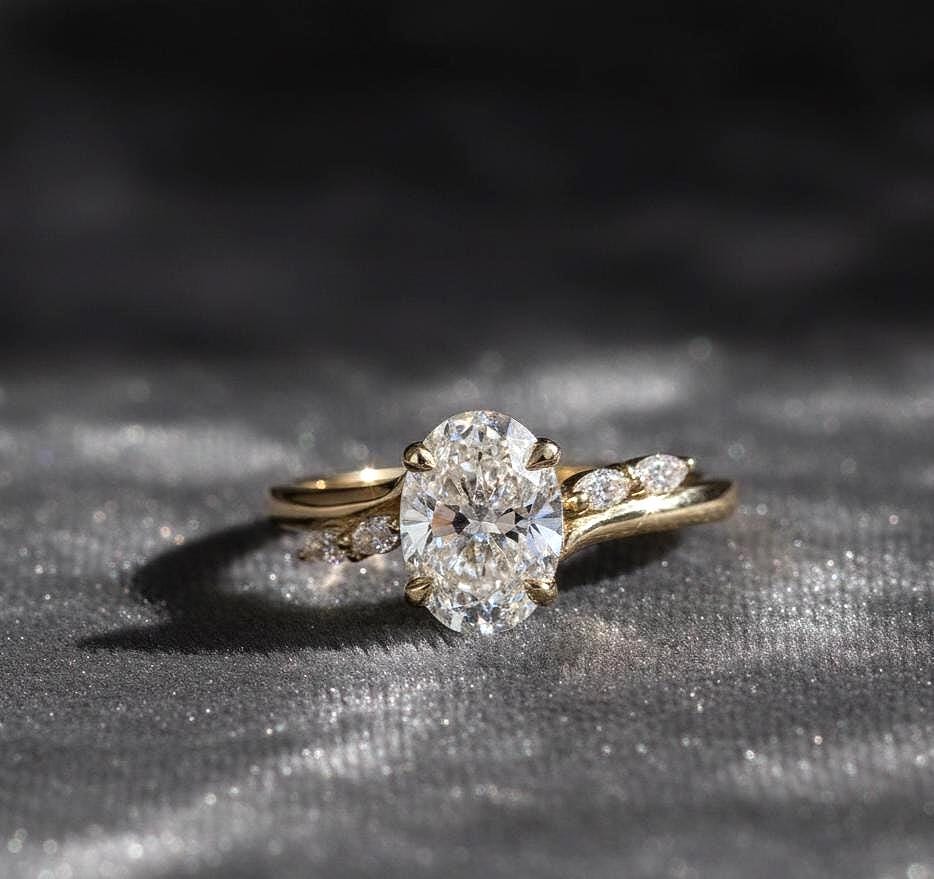Anillo Verona — Diamante oval de 2 ct con diseño orgánico y acentos marquesa en oro 14k