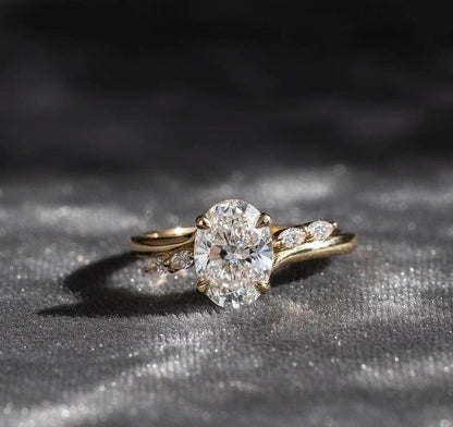 Anillo Verona — Diamante oval de 2 ct con diseño orgánico y acentos marquesa en oro 14k