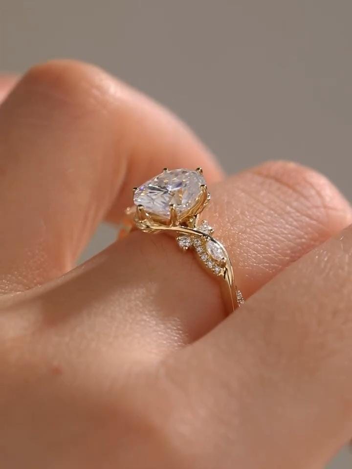 Anillo París — Diamante oval de 2 ct en oro 14k