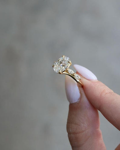 Anillo Verona — Diamante oval de 2 ct con diseño orgánico y acentos marquesa en oro 14k