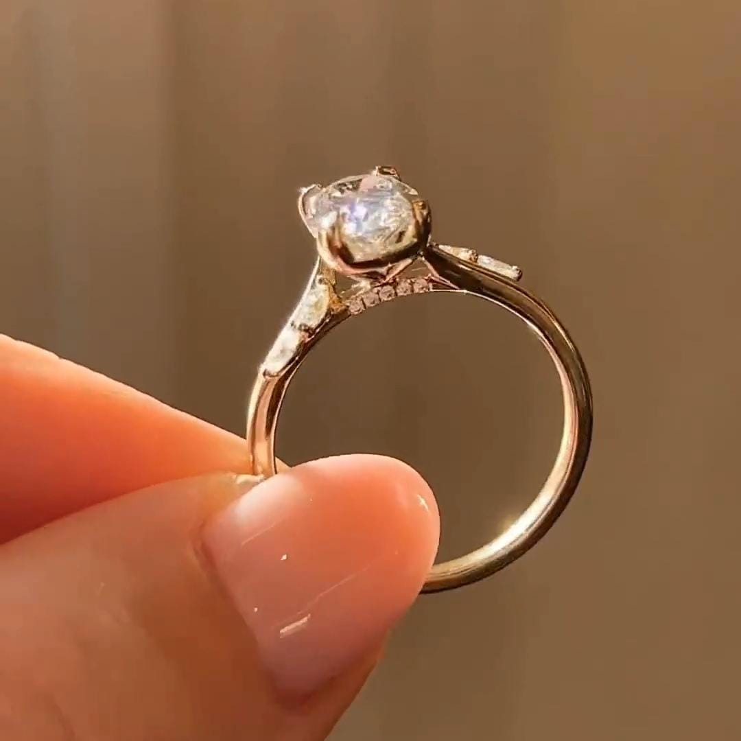 Anillo Verona — Diamante oval de 2 ct con diseño orgánico y acentos marquesa en oro 14k