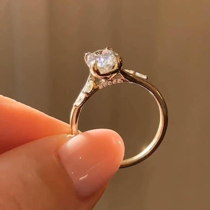 Anillo Verona — Diamante oval de 2 ct con diseño orgánico y acentos marquesa en oro 14k