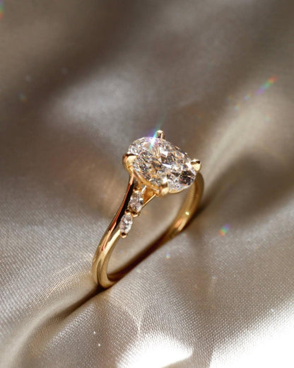 Anillo Verona — Diamante oval de 2 ct con diseño orgánico y acentos marquesa en oro 14k
