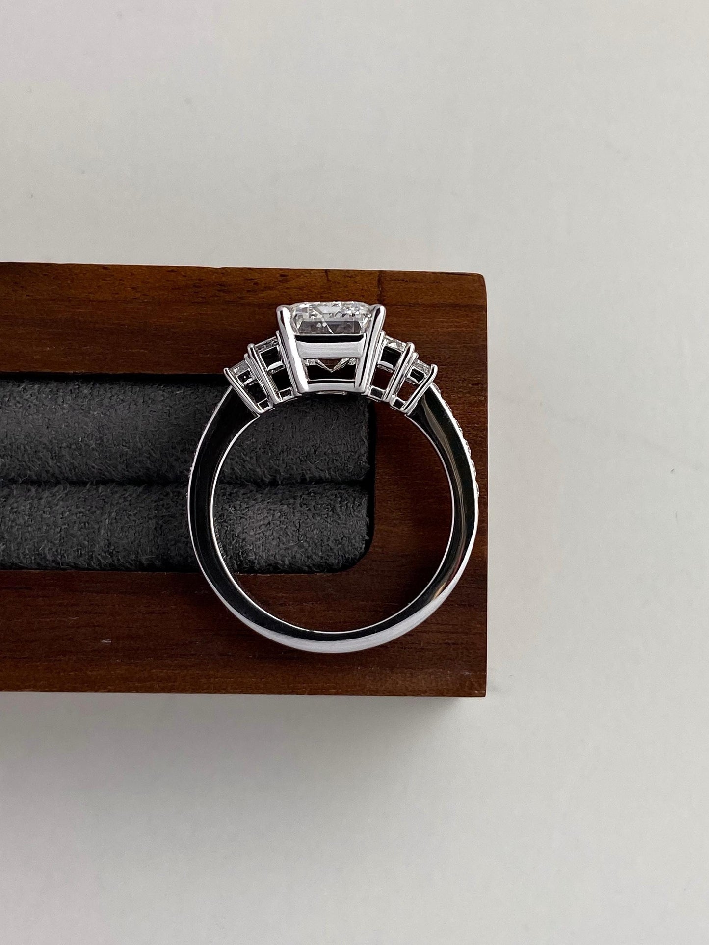 Anillo Zúrich — Diamante esmeralda de 3 ct con baguettes laterales en oro 14k