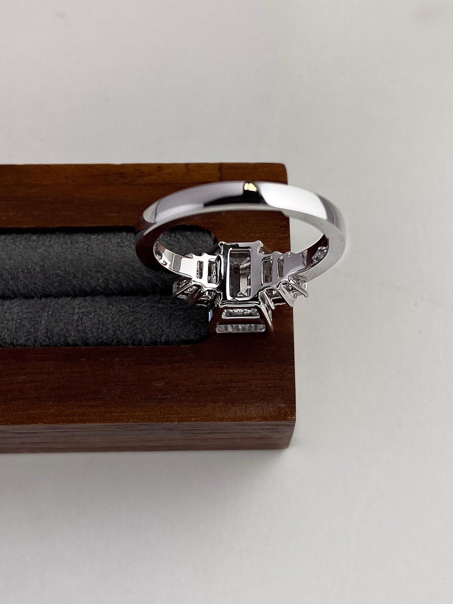 Anillo Zúrich — Diamante esmeralda de 3 ct con baguettes laterales en oro 14k