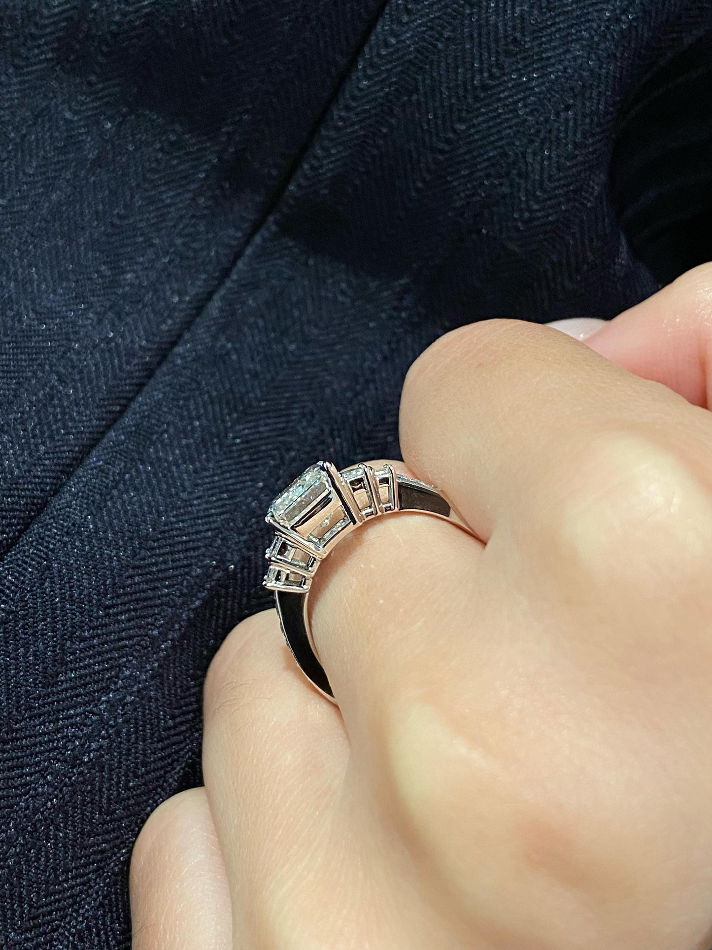 Anillo Zúrich — Diamante esmeralda de 3 ct con baguettes laterales en oro 14k