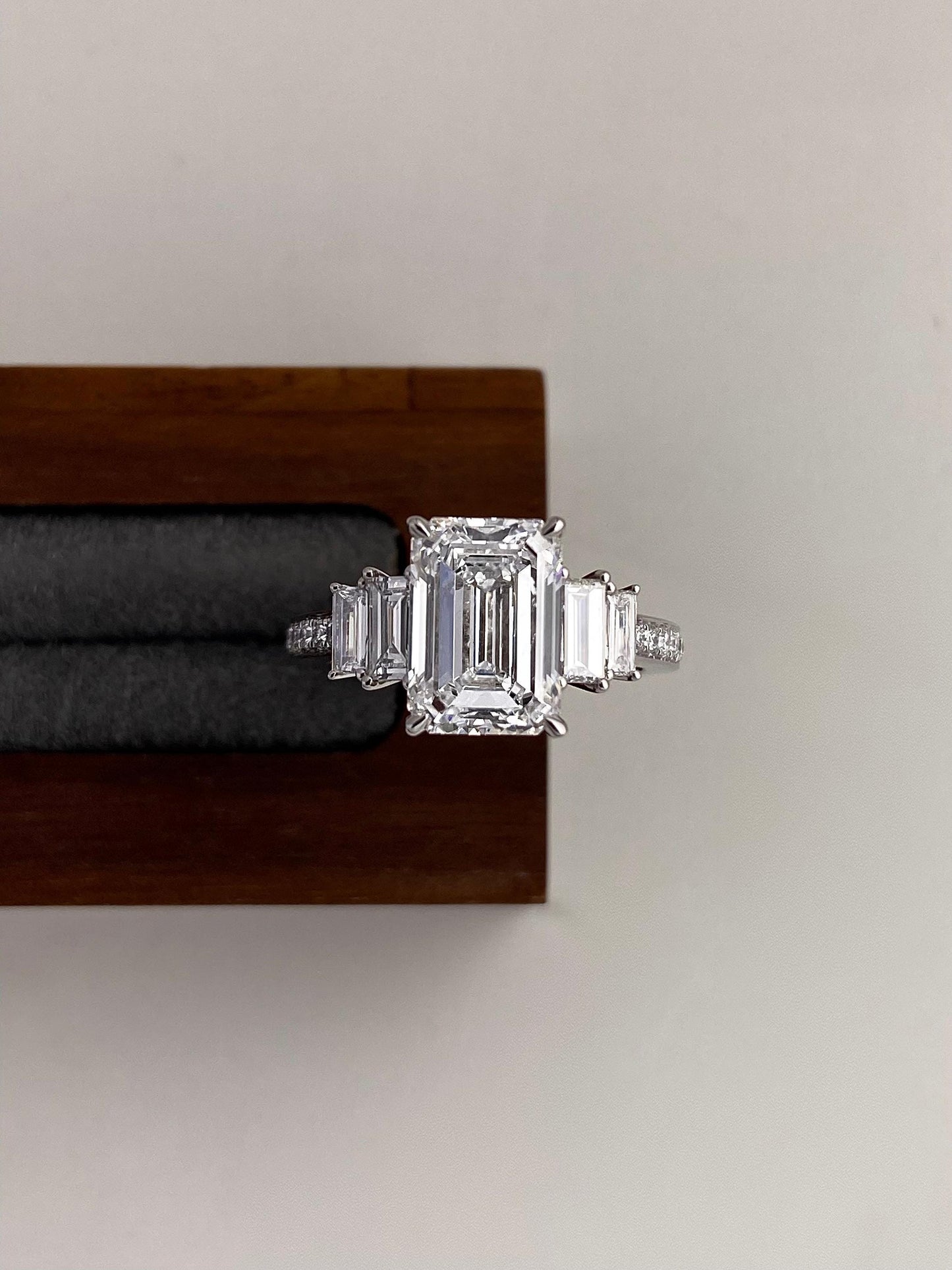 Anillo Zúrich — Diamante esmeralda de 3 ct con baguettes laterales en oro 14k