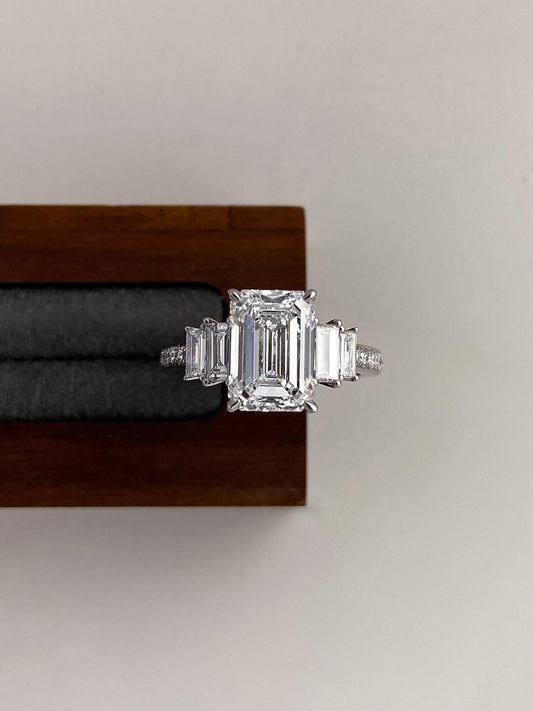 Anillo Zúrich — Diamante esmeralda de 3 ct con baguettes laterales en oro 14k
