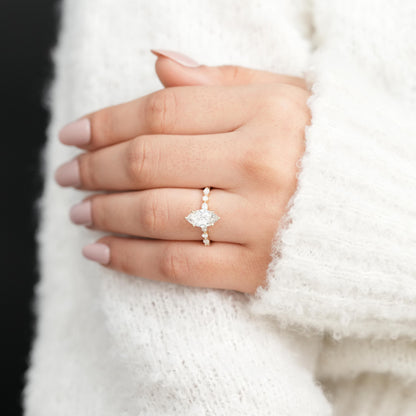 Anillo Viena — Diamante marquesa de 1.50 ct con acentos laterales en oro 14k